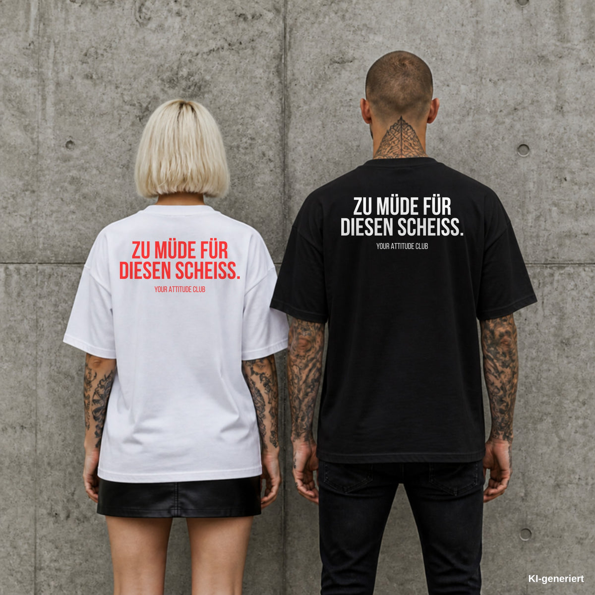 ZU MÜDE FÜR DIESEN SCHEISS. – Oversize Shirt mit Spruch auf dem Rücken, Paar in Weiß und Schwarz vor Betonwand