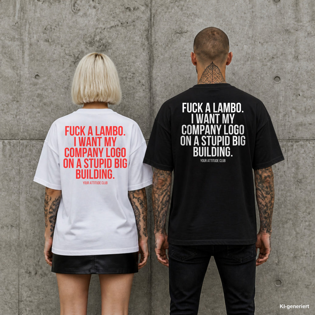 FUCK A LAMBO. I WANT MY COMPANY LOGO ON A STUPID BIG BUILDING. – Oversize Shirt mit Spruch auf dem Rücken, Paar in Weiß und Schwarz vor Betonwand