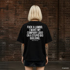 FUCK A LAMBO. I WANT MY COMPANY LOGO ON A STUPID BIG BUILDING. – schwarzes Oversize T-Shirt mit weißem Backprint, Damen