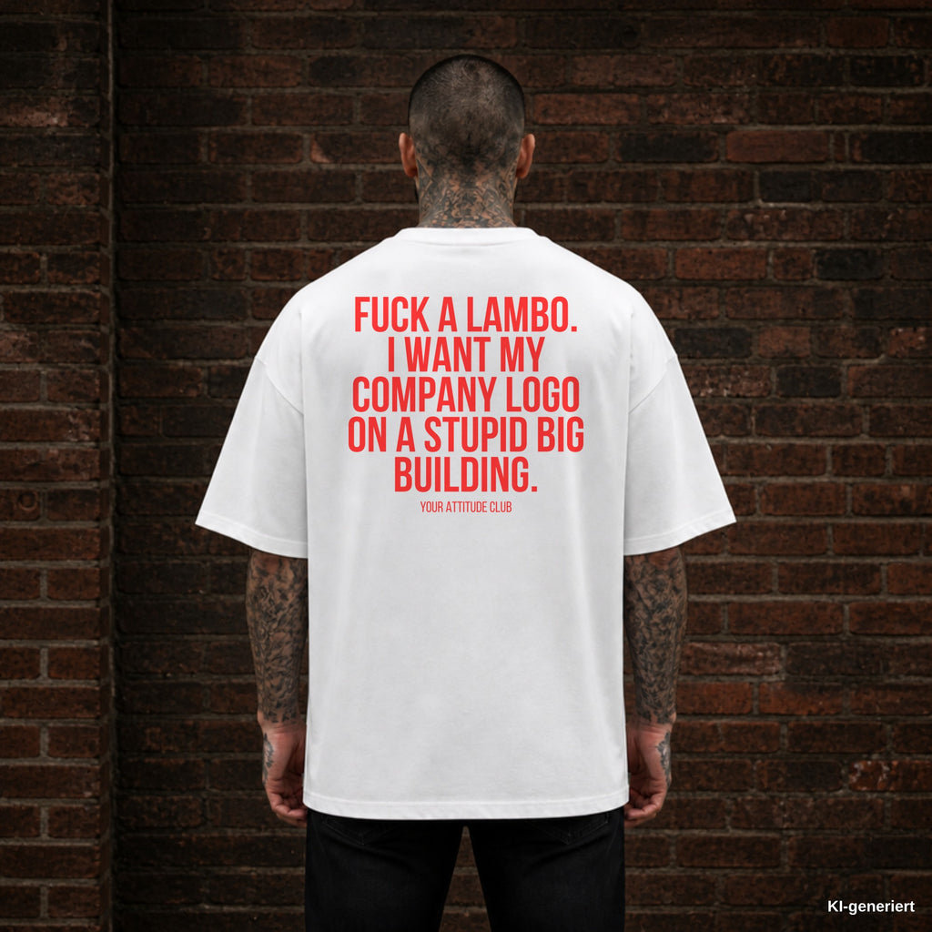 FUCK A LAMBO. I WANT MY COMPANY LOGO ON A STUPID BIG BUILDING. – weißes Oversize T-Shirt mit rotem Backprint, Herren