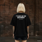 F*CK ME LIKE THE GOVERNMENT – schwarzes Oversize T-Shirt mit weißem Backprint, Damen