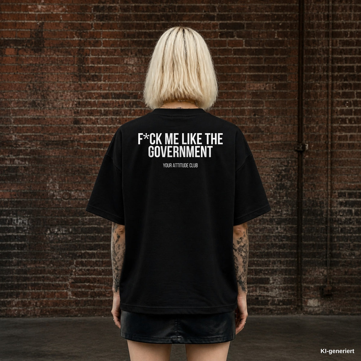F*CK ME LIKE THE GOVERNMENT – schwarzes Oversize T-Shirt mit weißem Backprint, Damen