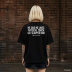 HE SAID HE LIKES PHYSICAL TOUCH SO I SLAPPED HIM – schwarzes Oversize T-Shirt mit weißem Backprint, Damen