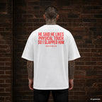 HE SAID HE LIKES PHYSICAL TOUCH SO I SLAPPED HIM – weißes Oversize T-Shirt mit rotem Backprint, Herren