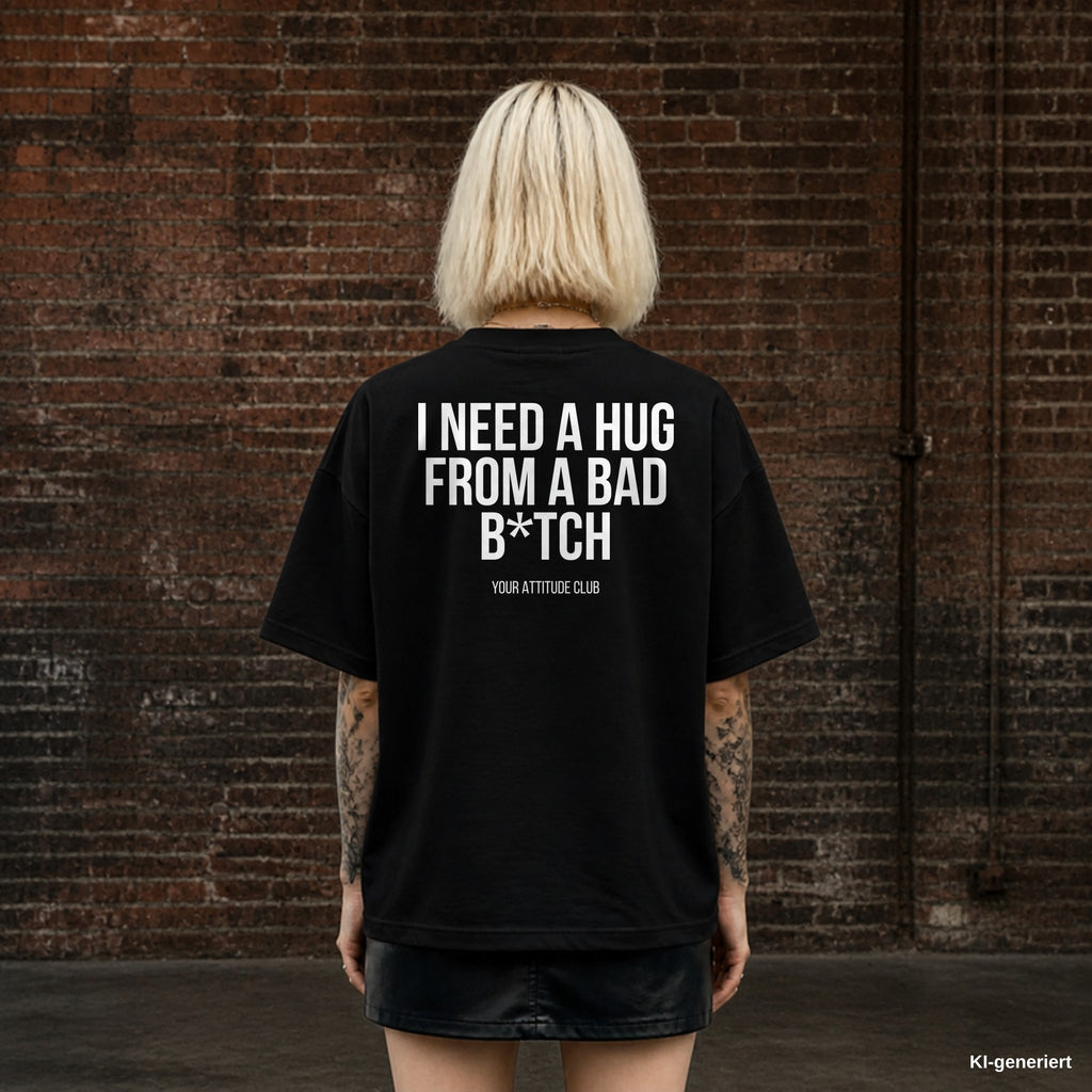 I NEED A HUG FROM A BAD B*TCH – schwarzes Oversize T-Shirt mit weißem Backprint, Damen