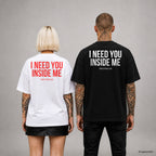 I NEED YOU INSIDE ME – Oversize T-Shirt Unisex mit Backprint, Frau in Weiß mit rotem und Mann in Schwarz mit weißem Aufdruck