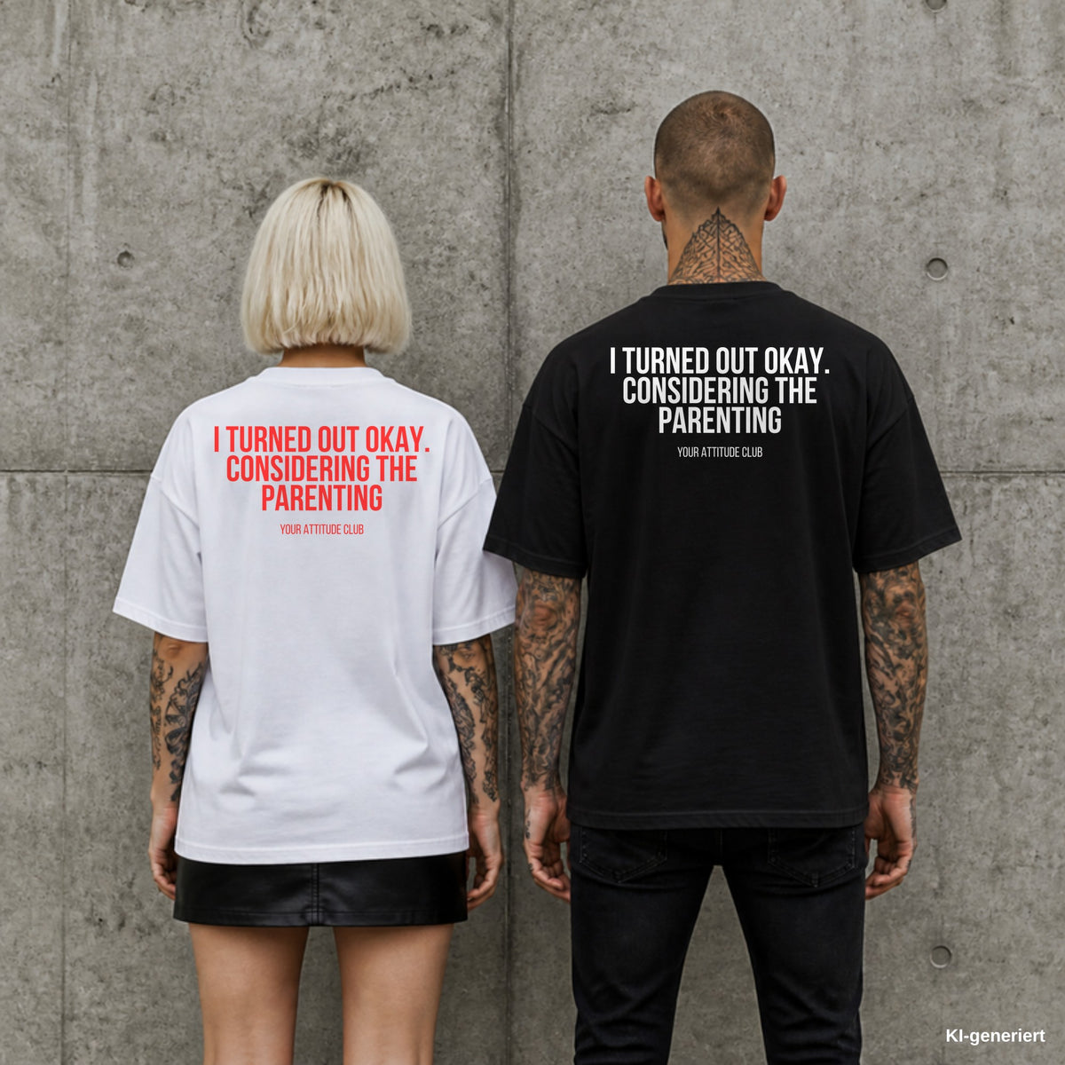 I TURNED OUT OKAY. CONSIDERING THE PARENTING – Oversize Shirt mit Spruch auf dem Rücken, Paar in Weiß und Schwarz vor Betonwand