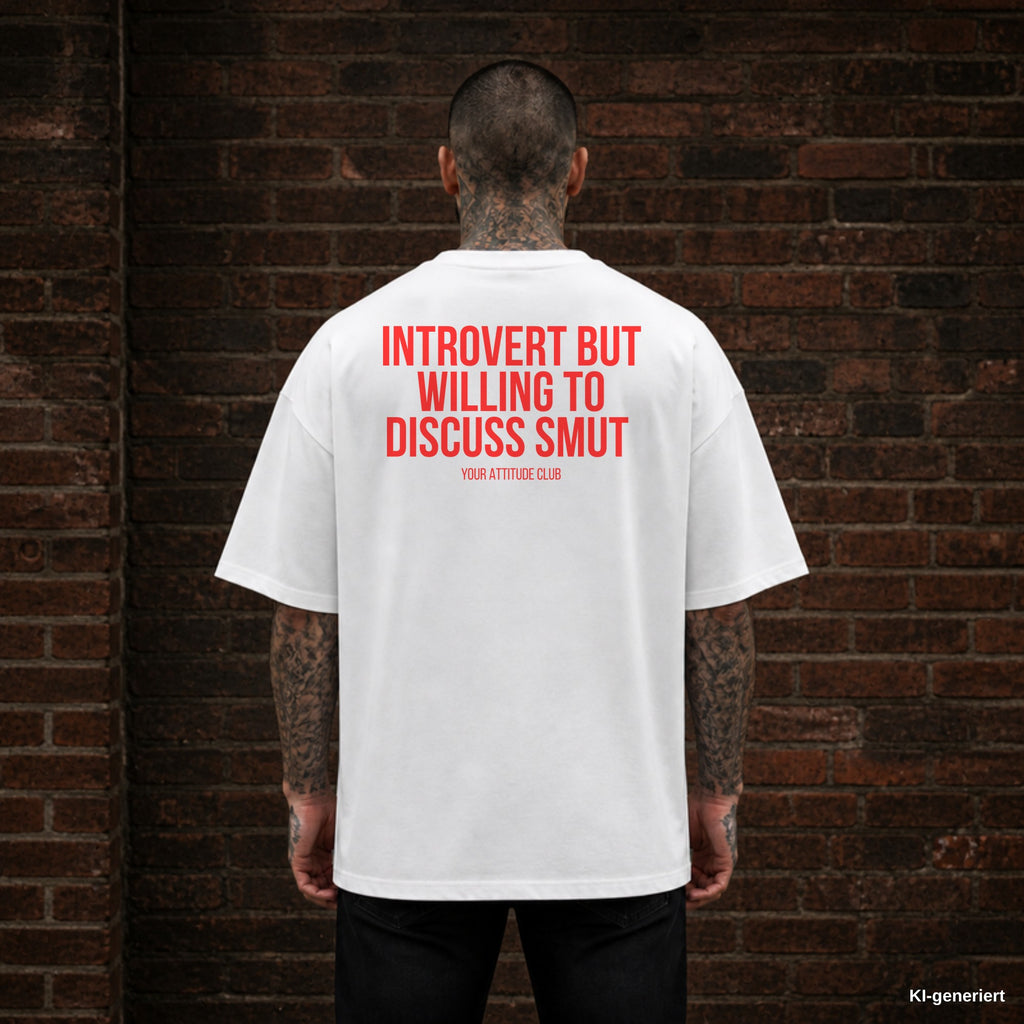 INTROVERT BUT WILLING TO DISCUSS SMUT – weißes Oversize T-Shirt mit rotem Backprint, Herren