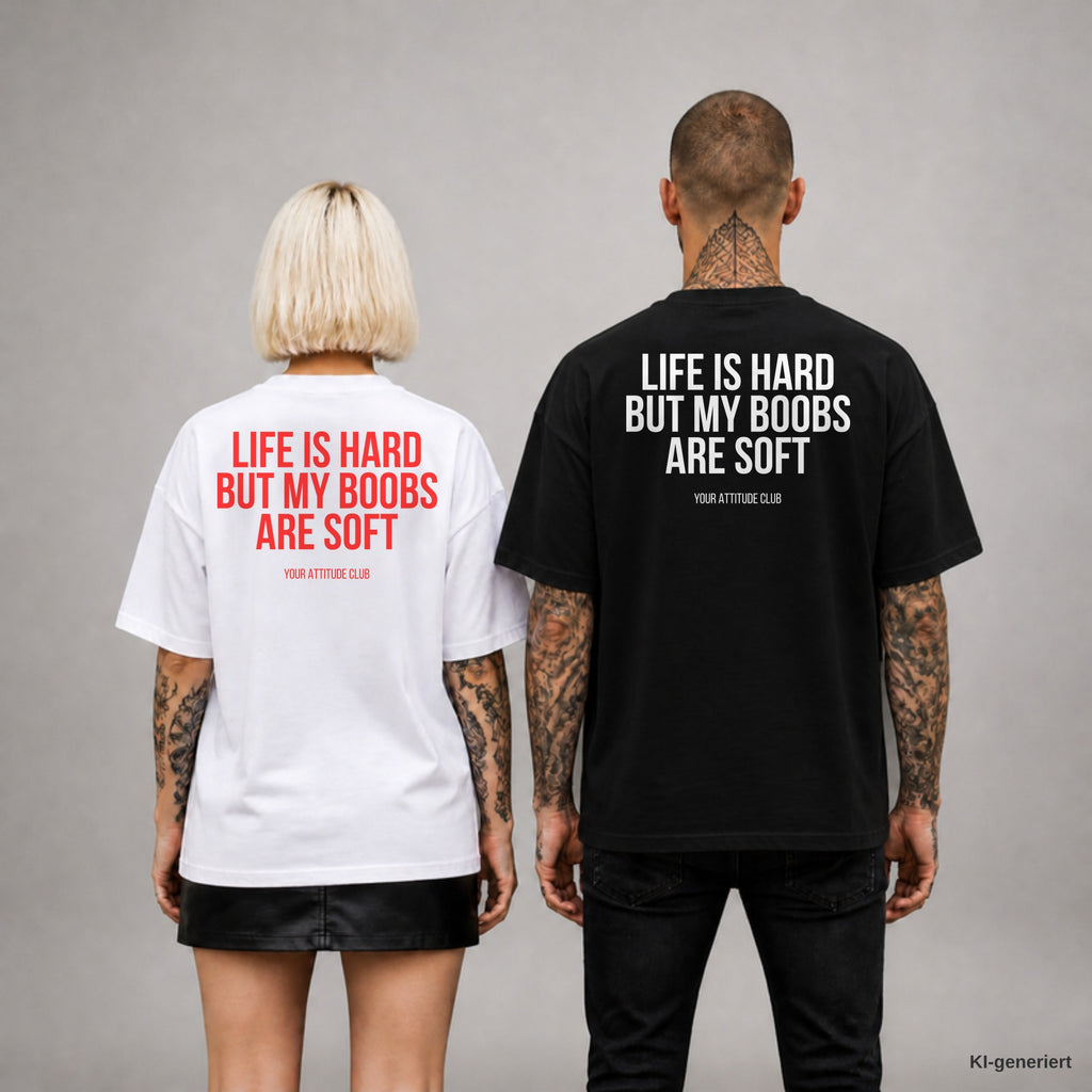 LIFE IS HARD BUT MY BOOBS ARE SOFT – Oversize T-Shirt Unisex mit Backprint, Frau in Weiß mit rotem und Mann in Schwarz mit weißem Aufdruck