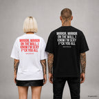 MIRROR, MIRROR ON THE WALL, I KNOW I’M SEXY F*CK YOU ALL – Oversize T-Shirt Unisex mit Backprint, Frau in Weiß mit rotem und Mann in Schwarz mit weißem Aufdruck