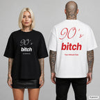 90'S BITCH – Oversize T-Shirt mit Frontprint (Frau, Schwarz) und Backprint (Mann, Weiß)