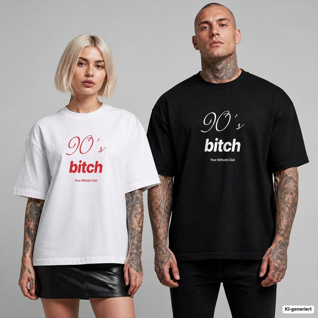 90'S BITCH – Oversize T-Shirt mit Frontprint, Frau in Weiß mit rotem und Mann in Schwarz mit weißem Aufdruck