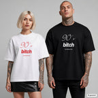 90'S BITCH – Oversize T-Shirt mit Frontprint, Frau in Weiß mit rotem und Mann in Schwarz mit weißem Aufdruck