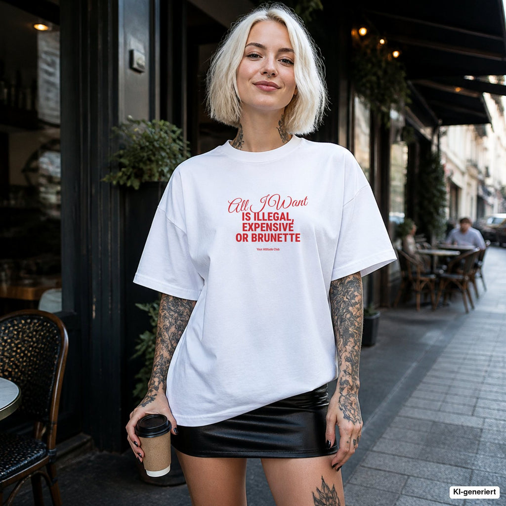 ALL I WANT IS ILLEGAL, EXPENSIVE OR BRUNETTE – weißes Oversize T-Shirt mit rotem Frontprint, Damen im Straßencafé
