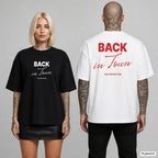 BACK IN TOWN – Oversize T-Shirt mit Frontprint (Frau, Schwarz) und Backprint (Mann, Weiß)