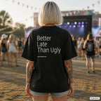 BETTER LATE THAN UGLY – schwarzes Oversize Shirt mit weißem Backprint auf dem Festival