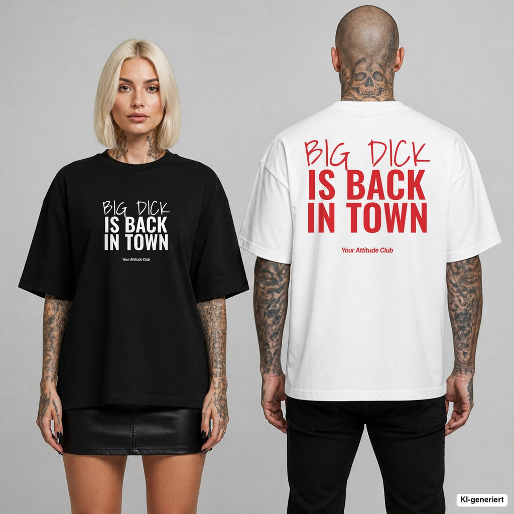 BIG DICK IS BACK IN TOWN – Oversize T-Shirt mit Frontprint (Frau, Schwarz) und Backprint (Mann, Weiß)