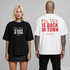 BIG DICK IS BACK IN TOWN – Oversize T-Shirt mit Frontprint (Frau, Schwarz) und Backprint (Mann, Weiß)