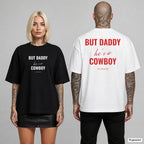BUT DADDY HE'S A COWBOY – Oversize T-Shirt mit Frontprint (Frau, Schwarz) und Backprint (Mann, Weiß)