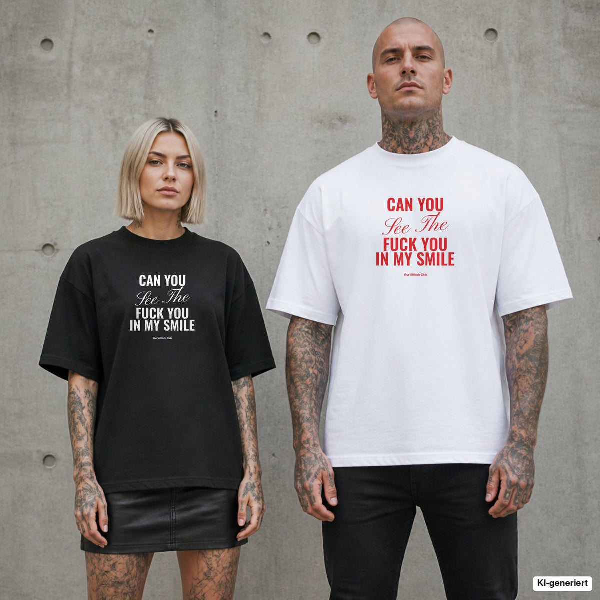 CAN YOU SEE THE FUCK YOU IN MY SMILE – Oversize Shirt mit Spruch auf der Brust, Paar in Schwarz und Weiß vor Betonwand