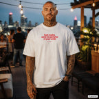 FUCK NUDES, SEND ME PICTURES OF YOUR SMILE – weißes Oversize T-Shirt mit rotem Frontprint, Herren auf der Rooftop-Bar