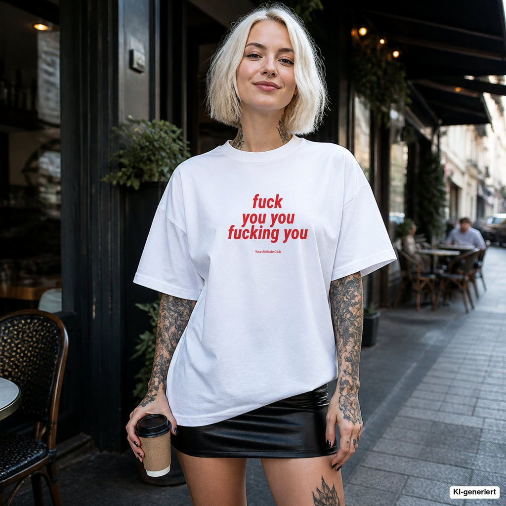 FUCK YOU YOU FUCKING YOU – weißes Oversize T-Shirt mit rotem Frontprint, Damen im Straßencafé
