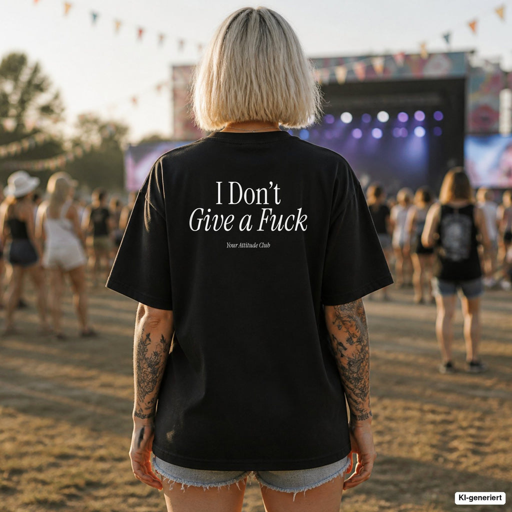 I DON’T GIVE A FUCK – schwarzes Oversize Shirt mit weißem Backprint auf dem Festival