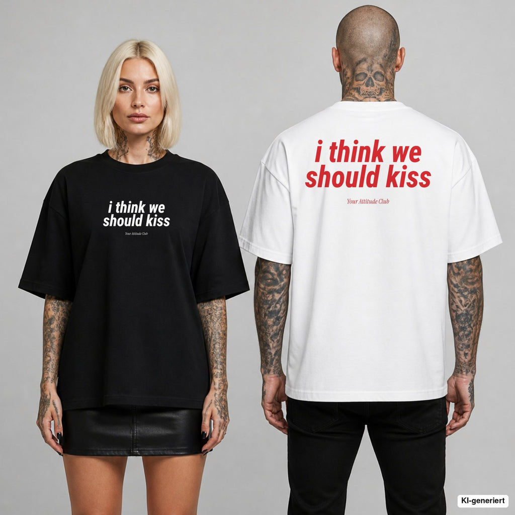 I THINK WE SHOULD KISS – Oversize T-Shirt mit Frontprint (Frau, Schwarz) und Backprint (Mann, Weiß)