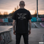 I'M NOT COLD. I'M JUST NOT YOURS – schwarzes Oversize T-Shirt mit weißem Backprint, Herren im Skatepark
