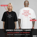 IF YOU CAN READ THIS, YOU’RE TOO CLOSE, FUCKER – Oversize T-Shirt wahlweise mit Frontprint (Frau, Schwarz) oder Backprint (Mann, Weiß)