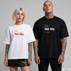 I’M NOT SHY – Oversize T-Shirt mit Frontprint, Frau in Weiß mit rotem und Mann in Schwarz mit weißem Aufdruck