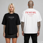 I’M NOT SHY, I JUST DON’T LIKE YOU – Oversize T-Shirt mit Frontprint (Frau, Schwarz) und Backprint (Mann, Weiß)