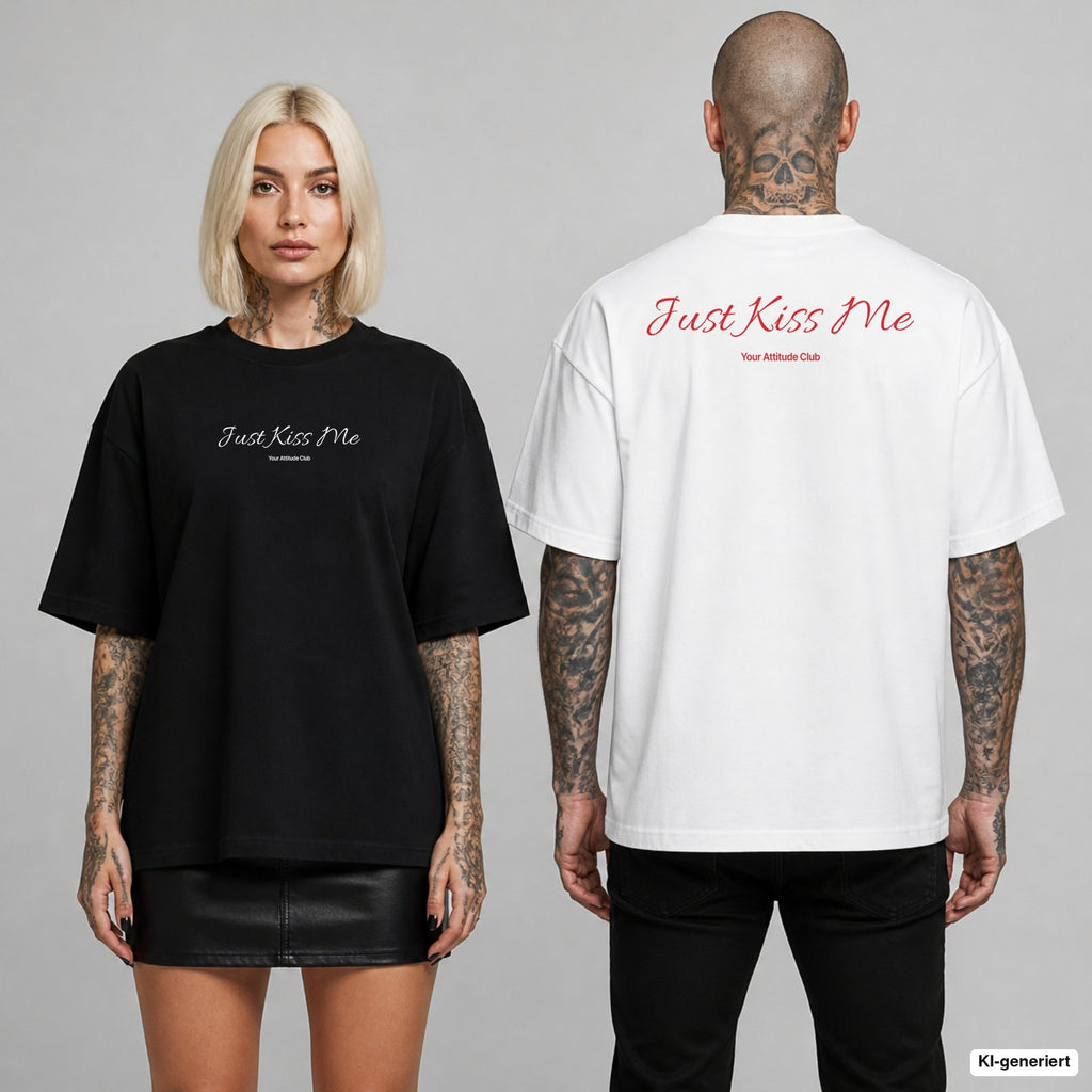 JUST KISS ME – Oversize T-Shirt mit Frontprint (Frau, Schwarz) und Backprint (Mann, Weiß)