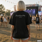 JUST KISS ME – schwarzes Oversize Shirt mit weißem Backprint auf dem Festival