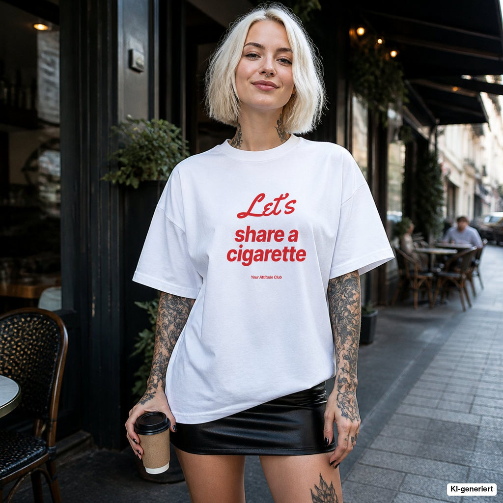 LET’S SHARE A CIGARETTE – weißes Oversize T-Shirt mit rotem Frontprint, Damen im Straßencafé
