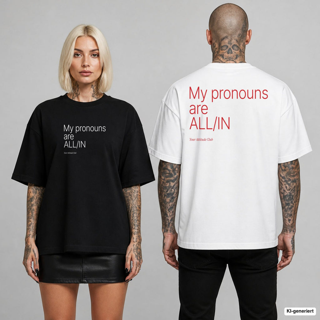 MY PRONOUNS ARE ALL-IN – Oversize T-Shirt mit Frontprint (Frau, Schwarz) und Backprint (Mann, Weiß)