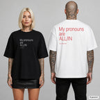 MY PRONOUNS ARE ALL-IN – Oversize T-Shirt mit Frontprint (Frau, Schwarz) und Backprint (Mann, Weiß)