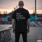 SEND FLOWERS NOT NUDES – schwarzes Oversize T-Shirt mit weißem Backprint, Herren im Skatepark