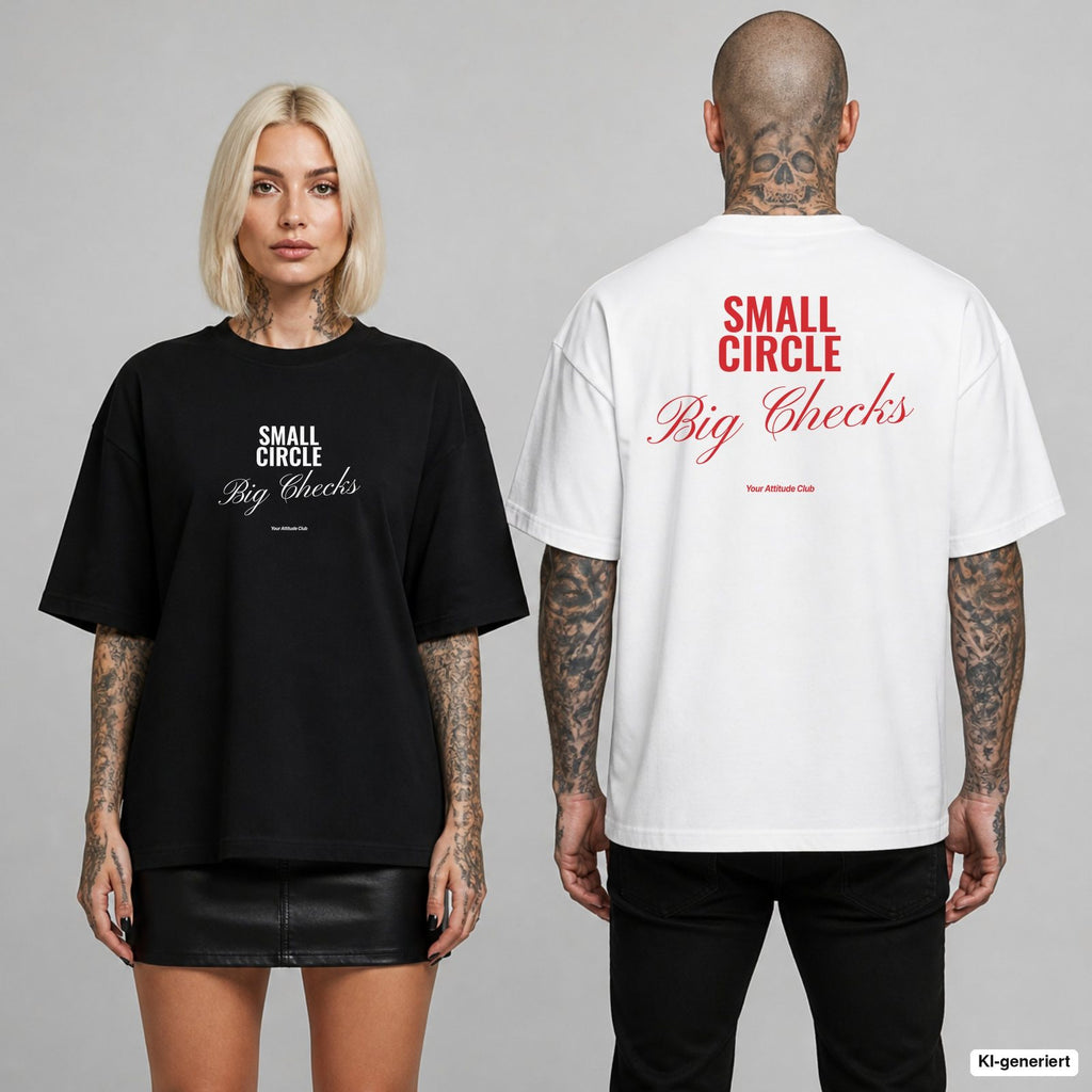 SMALL CIRCLE BIG CHECKS – Oversize T-Shirt mit Frontprint (Frau, Schwarz) und Backprint (Mann, Weiß)