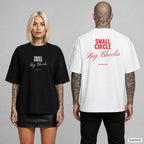 SMALL CIRCLE BIG CHECKS – Oversize T-Shirt mit Frontprint (Frau, Schwarz) und Backprint (Mann, Weiß)