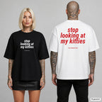 STOP LOOKING AT MY KITTIES – Oversize T-Shirt mit Frontprint (Frau, Schwarz) und Backprint (Mann, Weiß)