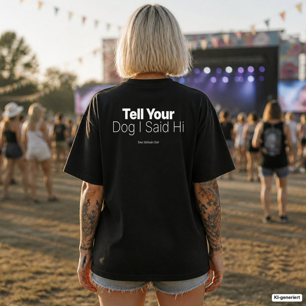TELL YOUR DOG I SAID HI – schwarzes Oversize Shirt mit weißem Backprint auf dem Festival