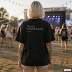 THE HOT UNMARRIED AUNTY – schwarzes Oversize Shirt mit weißem Backprint auf dem Festival