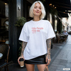 UGLY PEOPLE HATE ME – weißes Oversize T-Shirt mit rotem Frontprint, Damen im Straßencafé