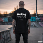 WALKING RED FLAG – schwarzes Oversize T-Shirt mit weißem Backprint, Herren im Skatepark
