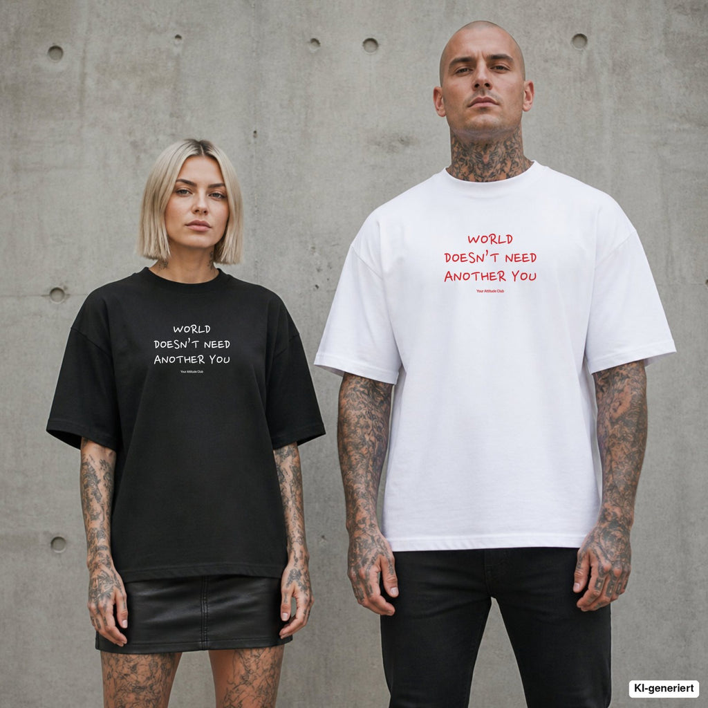 WORLD DOESN’T NEED ANOTHER YOU – Oversize Shirt mit Spruch auf der Brust, Paar in Schwarz und Weiß vor Betonwand
