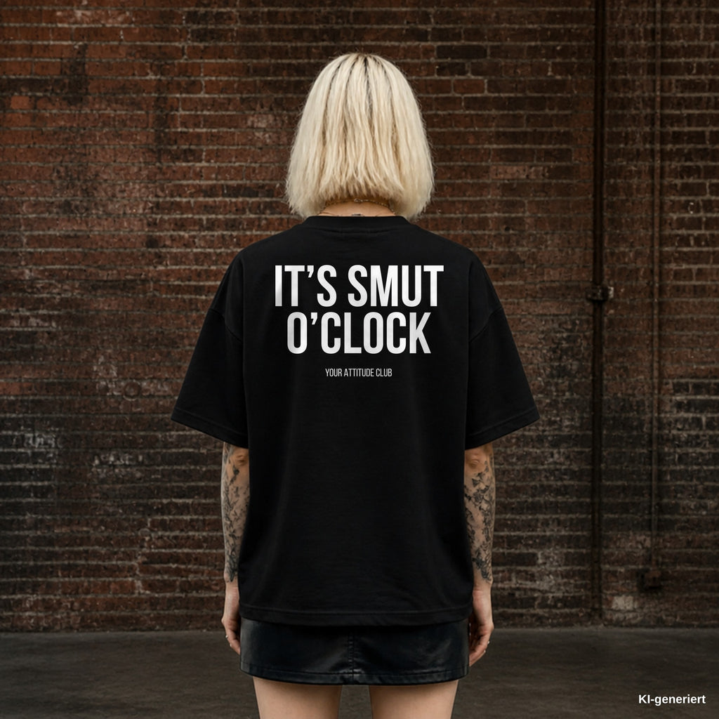 IT’S SMUT O’CLOCK – schwarzes Oversize T-Shirt mit weißem Backprint, Damen