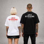 LIFE IS BETTER BLONDE – Oversize T-Shirt Unisex mit Backprint, Frau in Weiß mit rotem und Mann in Schwarz mit weißem Aufdruck