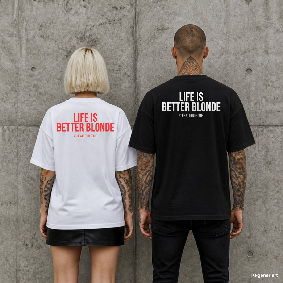 LIFE IS BETTER BLONDE – Oversize Shirt mit Spruch auf dem Rücken, Paar in Weiß und Schwarz vor Betonwand