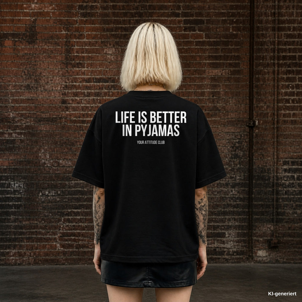 LIFE IS BETTER IN PYJAMAS – schwarzes Oversize T-Shirt mit weißem Backprint, Damen